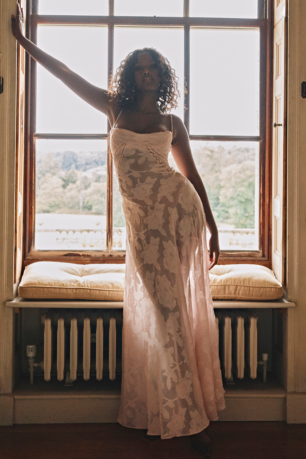 Ewa - Haftowana Maxi Sukienka w Stylu Boho