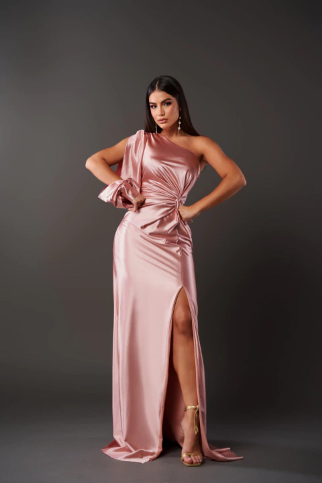 Disa – Sukienka maxi na jedno ramię z eleganckimi marszczeniami