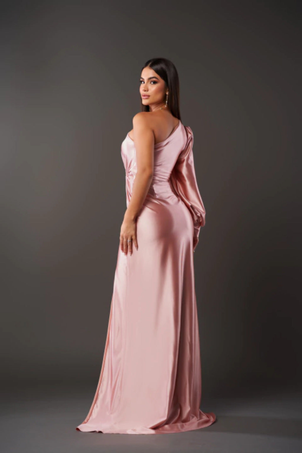 Disa – Sukienka maxi na jedno ramię z eleganckimi marszczeniami